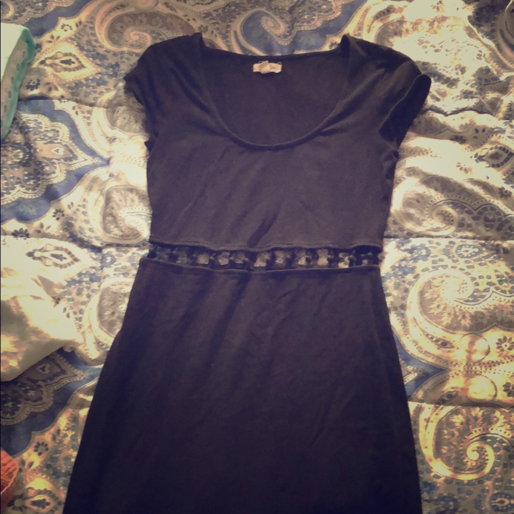 UO SHORT SLEEVED BLACK DRESS